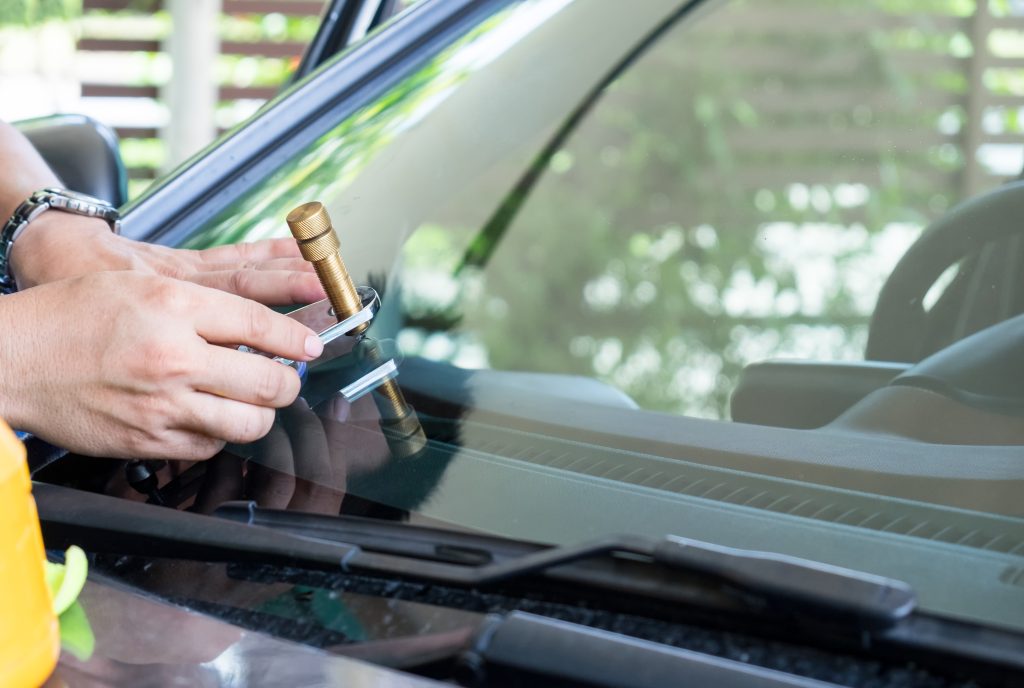 How Mobile Windshield Repair Saves Time and Money